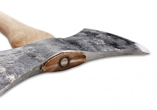 Hultafors wetterhall kastyxa. karaktäristisk yxa försedd med dubbel egg.